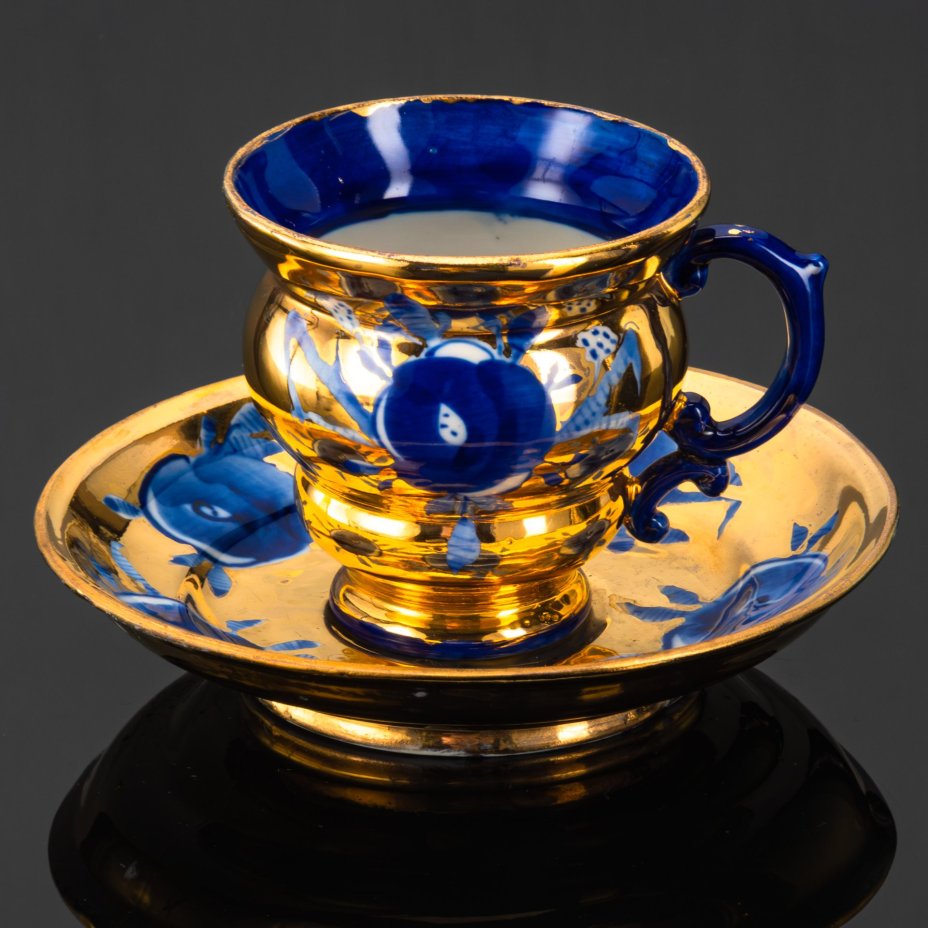 Чайная пара, украшенная цветочным декором, автор Л.П. Азарова, фарфор, роспись кобальтом, золочение, Гжельский фарфоровый завод, СССР, 1970-1980 гг.