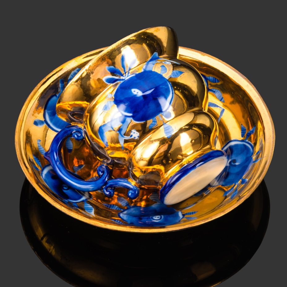 Чайная пара, украшенная цветочным декором, автор Л.П. Азарова, фарфор, роспись кобальтом, золочение, Гжельский фарфоровый завод, СССР, 1970-1980 гг.