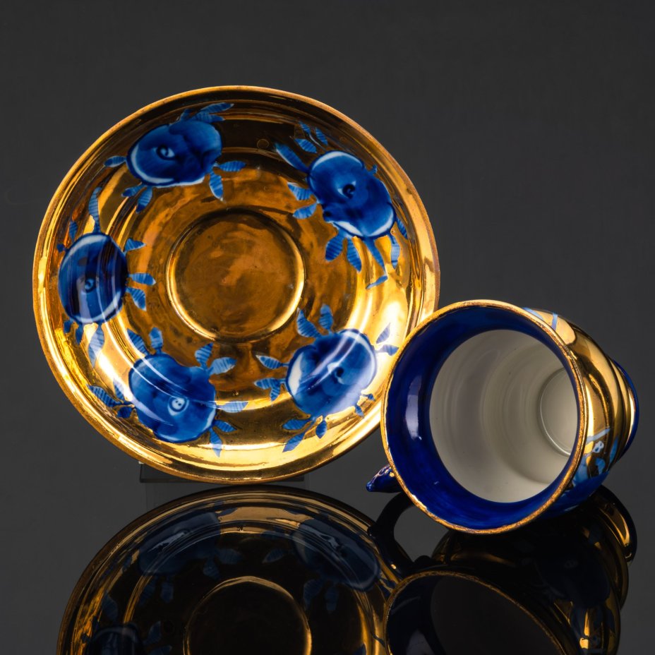 Чайная пара, украшенная цветочным декором, автор Л.П. Азарова, фарфор, роспись кобальтом, золочение, Гжельский фарфоровый завод, СССР, 1970-1980 гг.