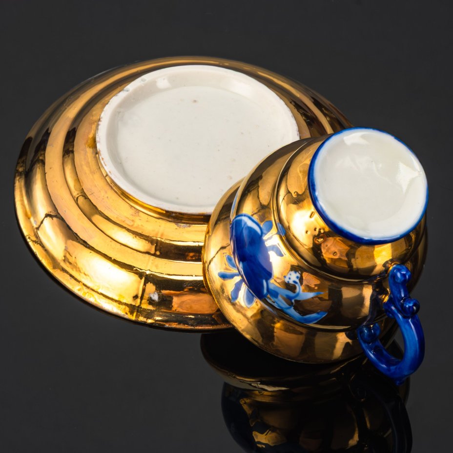 Чайная пара, украшенная цветочным декором, автор Л.П. Азарова, фарфор, роспись кобальтом, золочение, Гжельский фарфоровый завод, СССР, 1970-1980 гг.