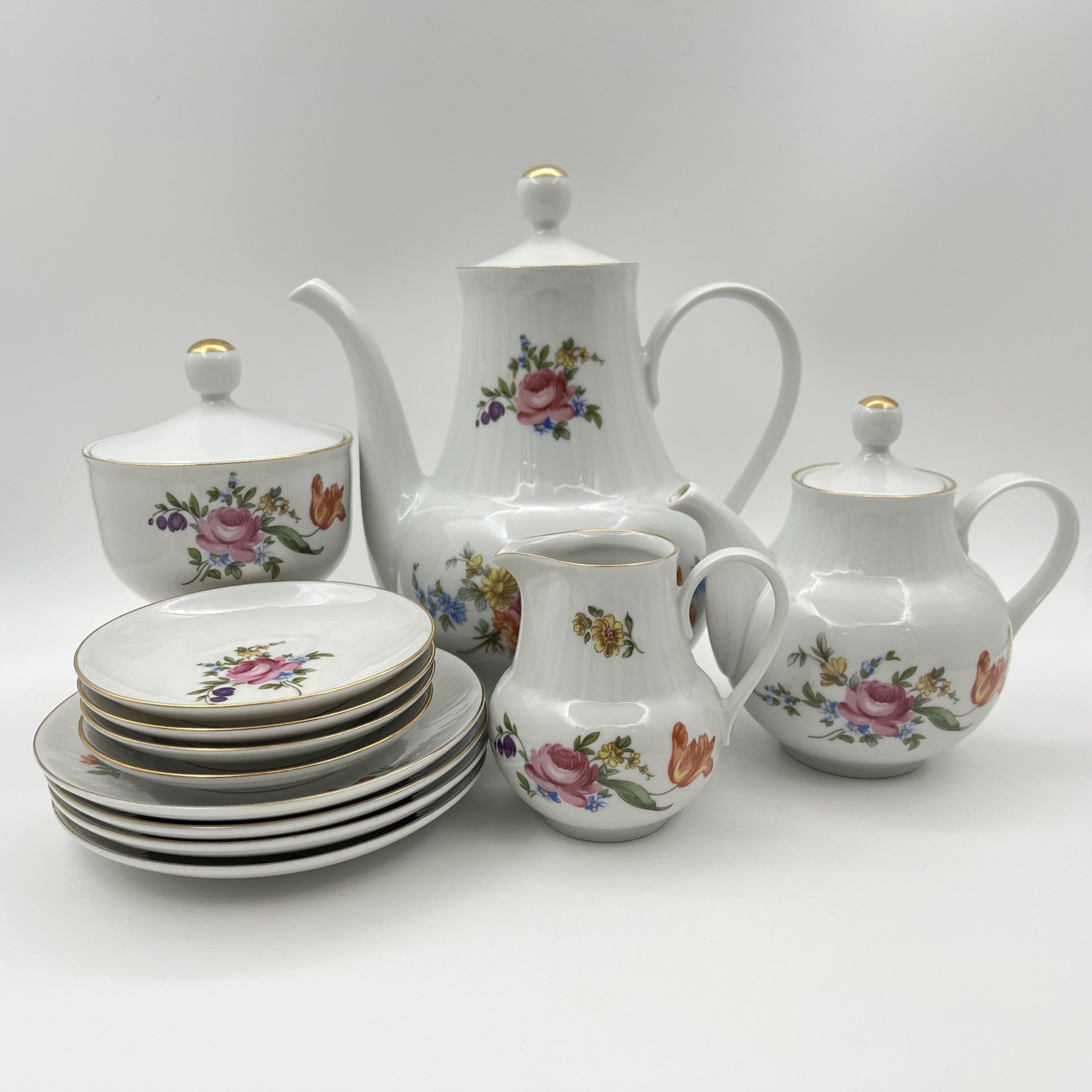 Сервиз чайно-кофейный "Мейсенский букет" на 4 персоны (17 предметов), фарфор, деколь, золочение, Graf Von Henneberg Porzellan, 1777 Jlmenau, ГДР, 1977-1990 гг.