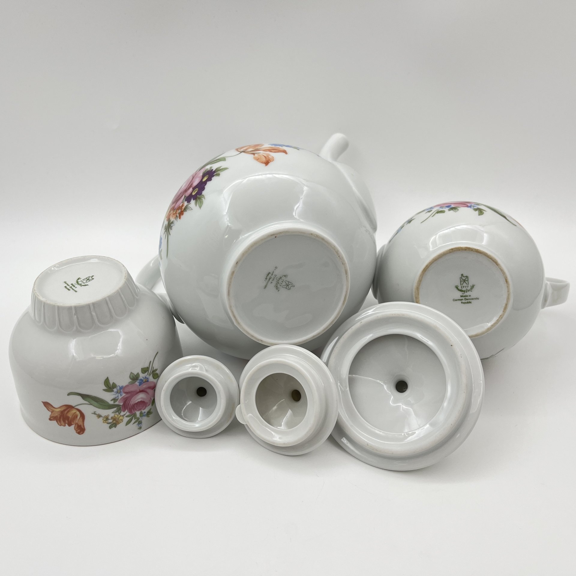 Сервиз чайно-кофейный "Мейсенский букет" на 4 персоны (17 предметов), фарфор, деколь, золочение, Graf Von Henneberg Porzellan, 1777 Jlmenau, ГДР, 1977-1990 гг.