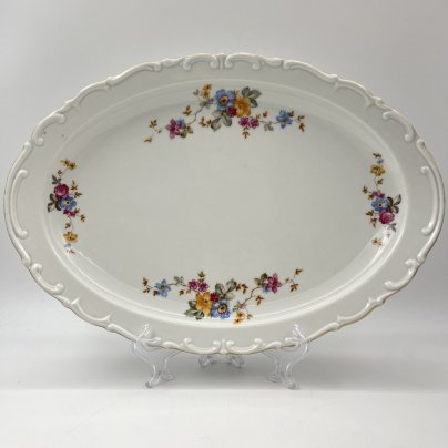 Блюдо овальной формы с цветочным и рельефным декором