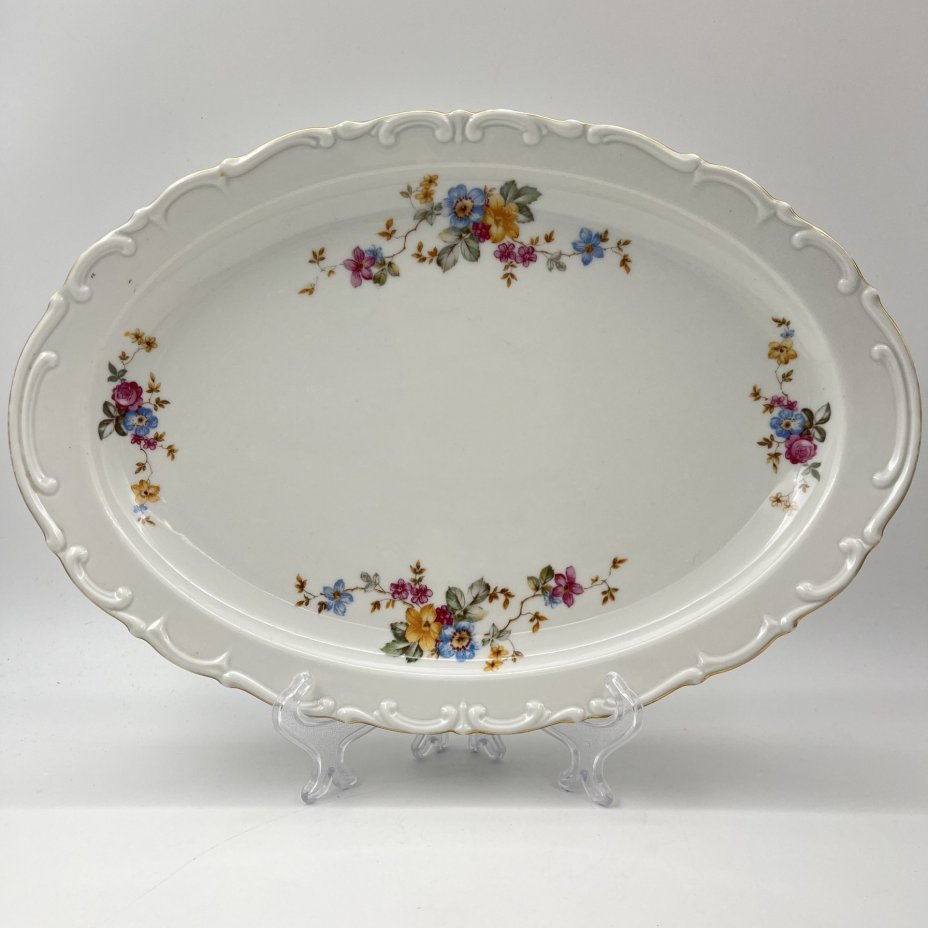 Блюдо овальной формы с цветочным и рельефным декором