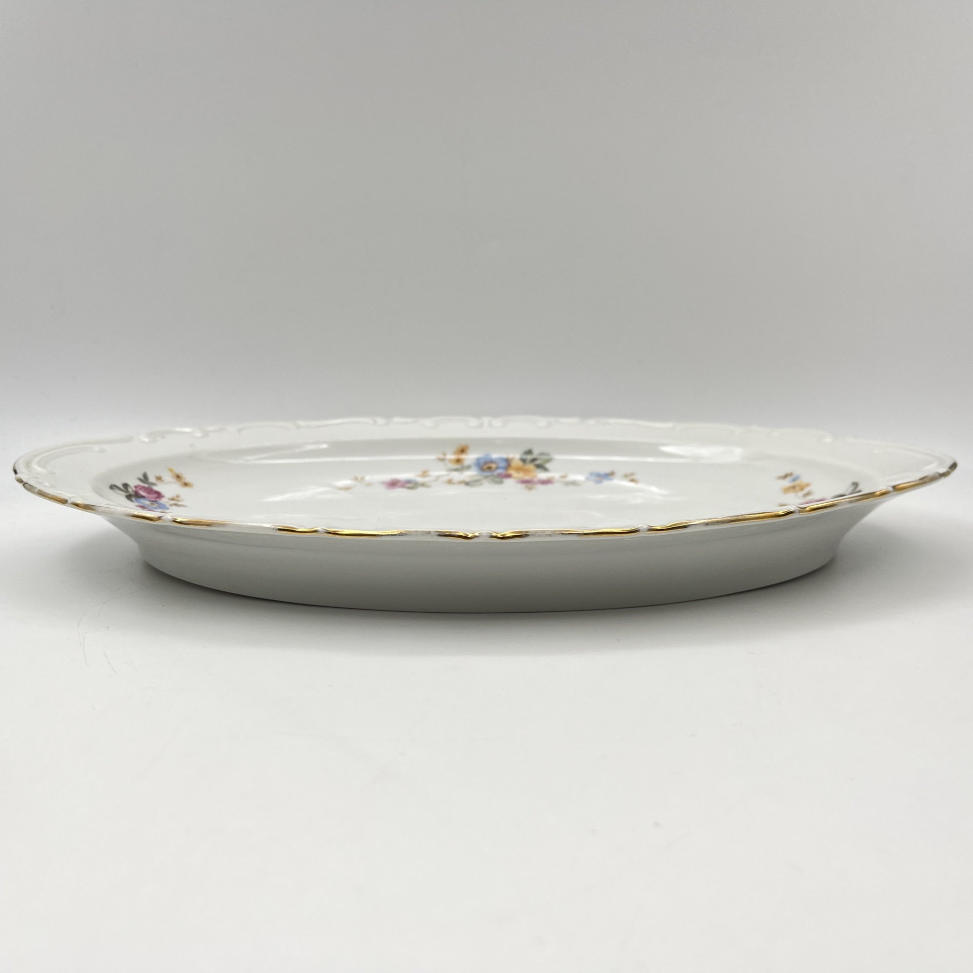 Блюдо овальной формы с цветочным и рельефным декором