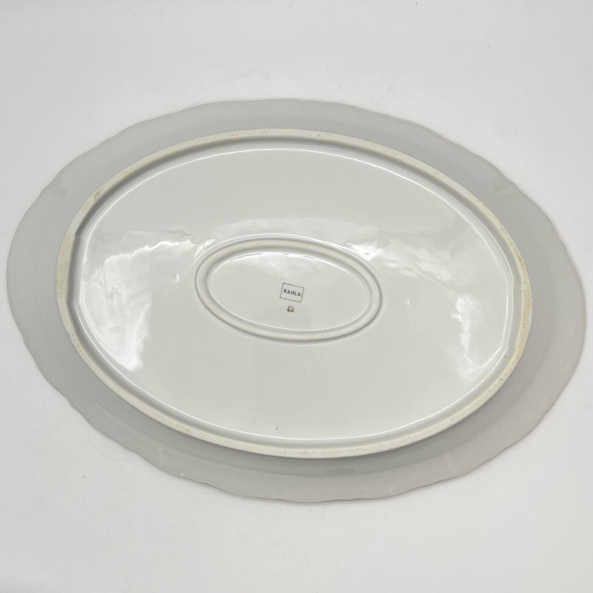 Блюдо овальной формы с цветочным и рельефным декором