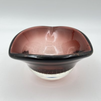 Пепельница марганцевого цвета, декорированная пузырьками воздуха в толще стекла