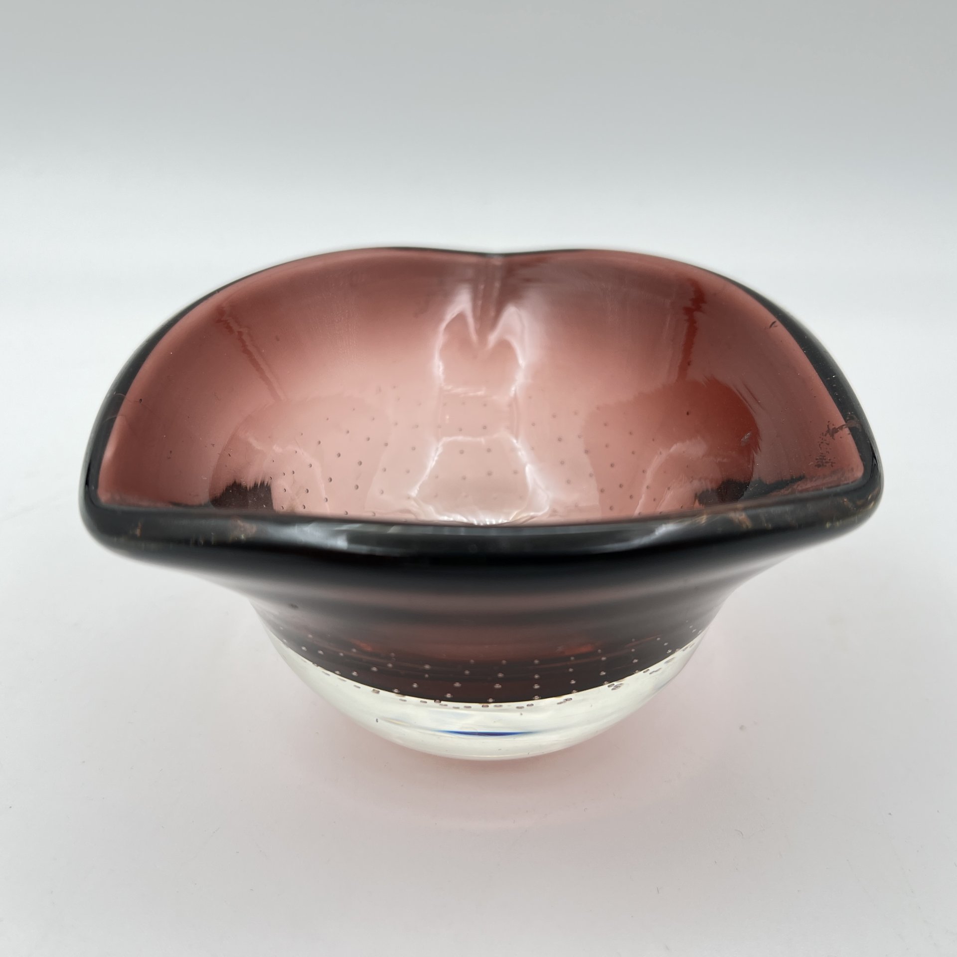 Пепельница марганцевого цвета, декорированная пузырьками воздуха в толще стекла