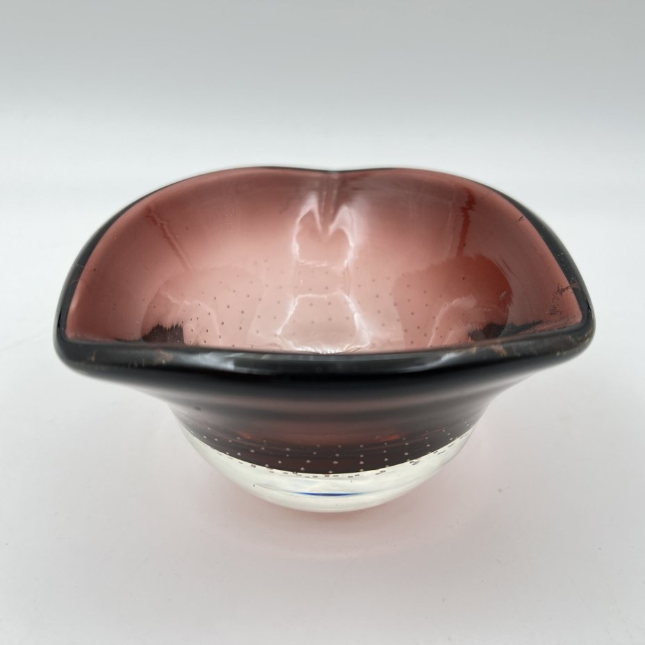 Пепельница марганцевого цвета, декорированная пузырьками воздуха в толще стекла