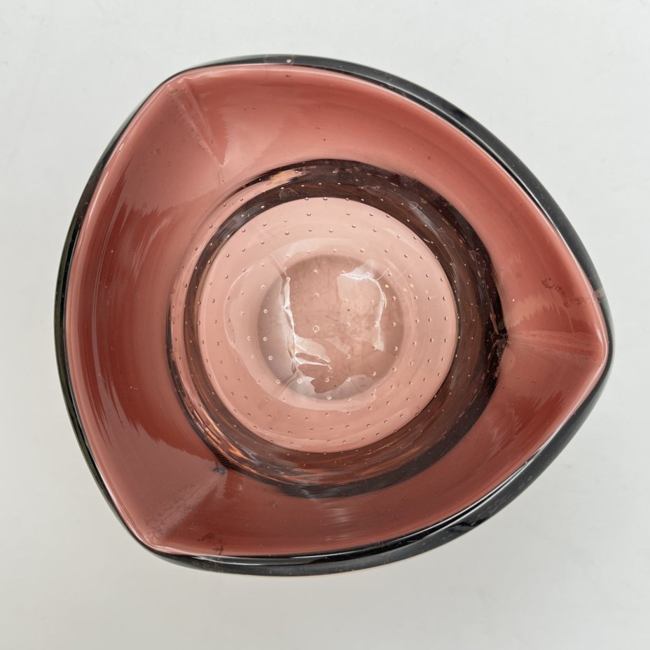 Пепельница марганцевого цвета, декорированная пузырьками воздуха в толще стекла