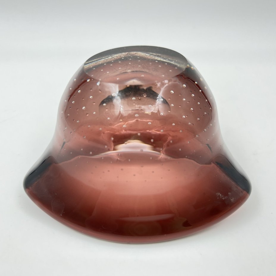 Пепельница марганцевого цвета, декорированная пузырьками воздуха в толще стекла
