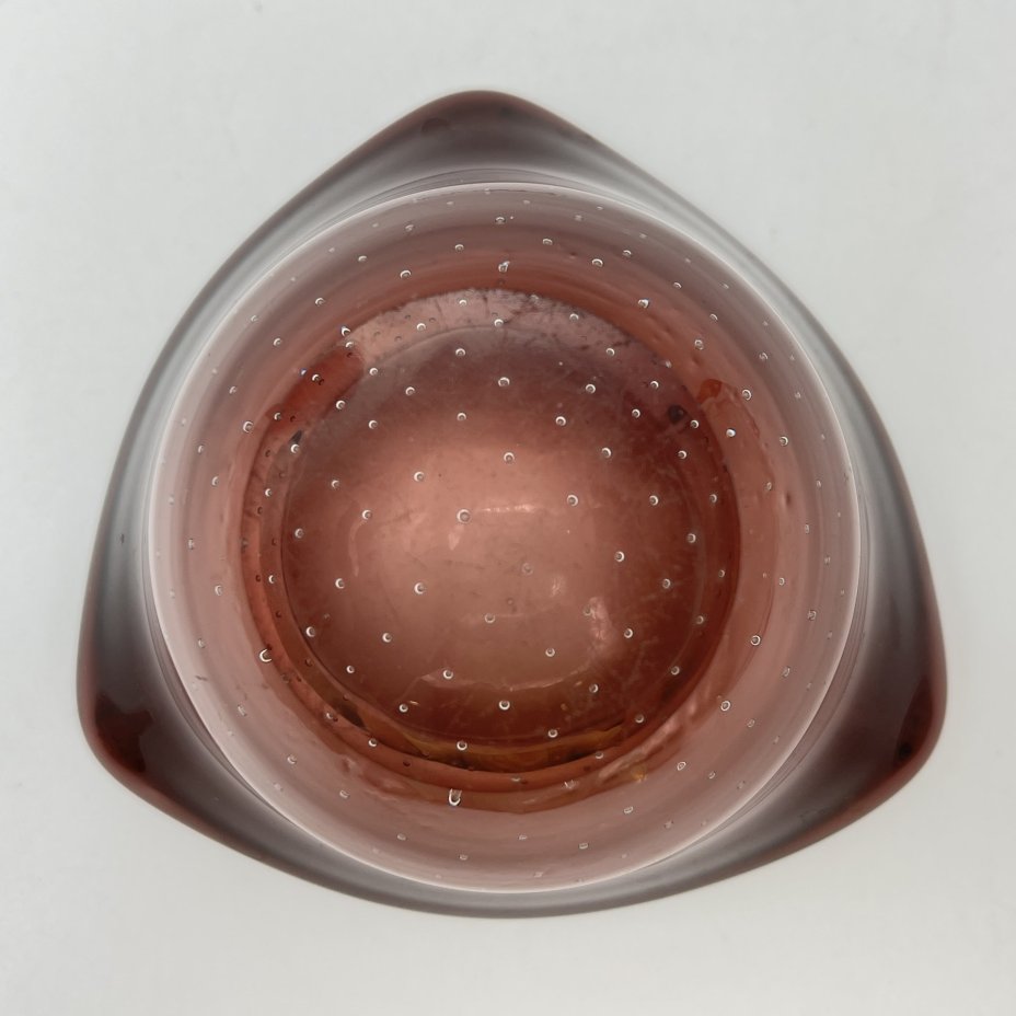 Пепельница марганцевого цвета, декорированная пузырьками воздуха в толще стекла