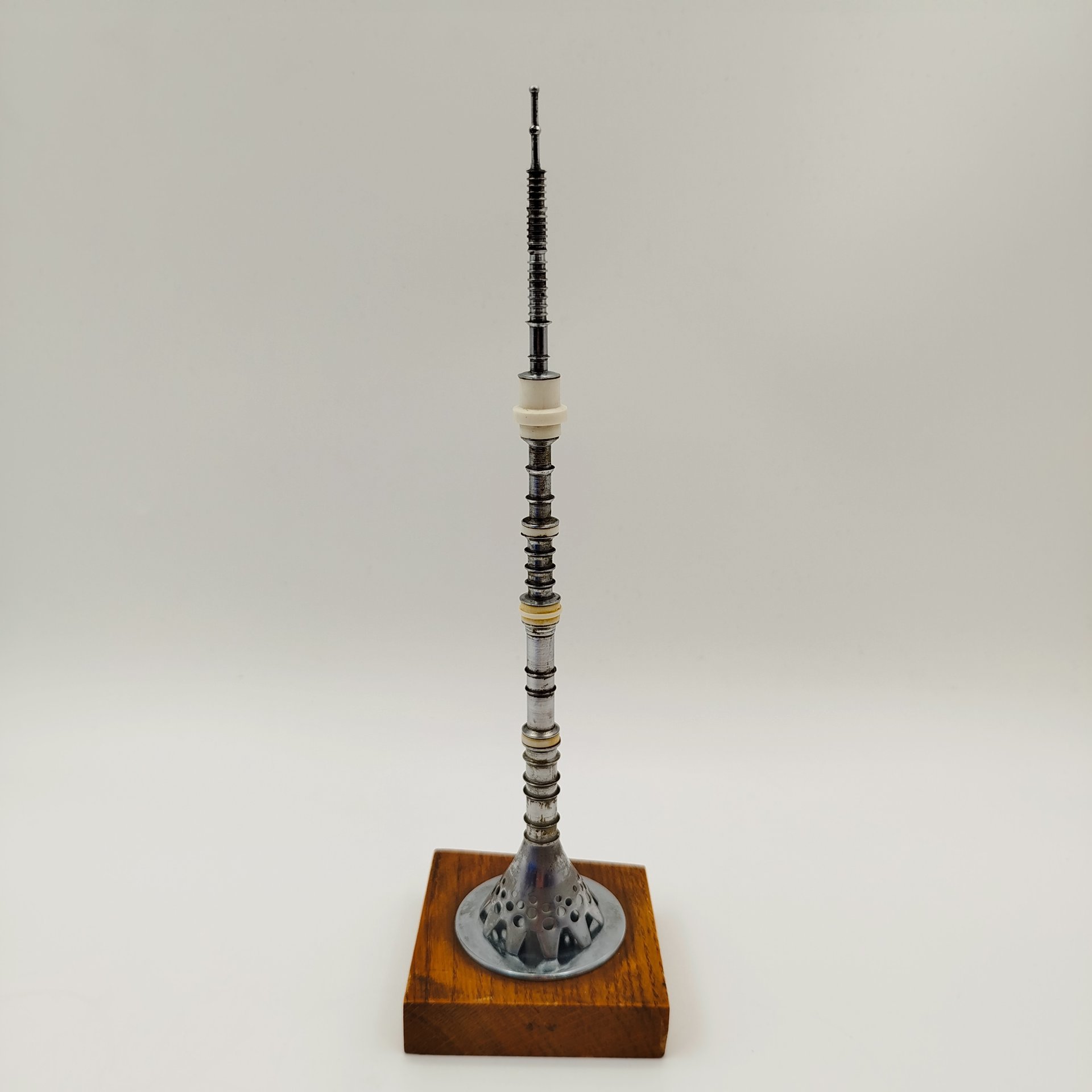 Винтажная сувенирная статуэтка "Останкинская башня", металл, пластик, дерево, СССР, 1960-1980 гг.