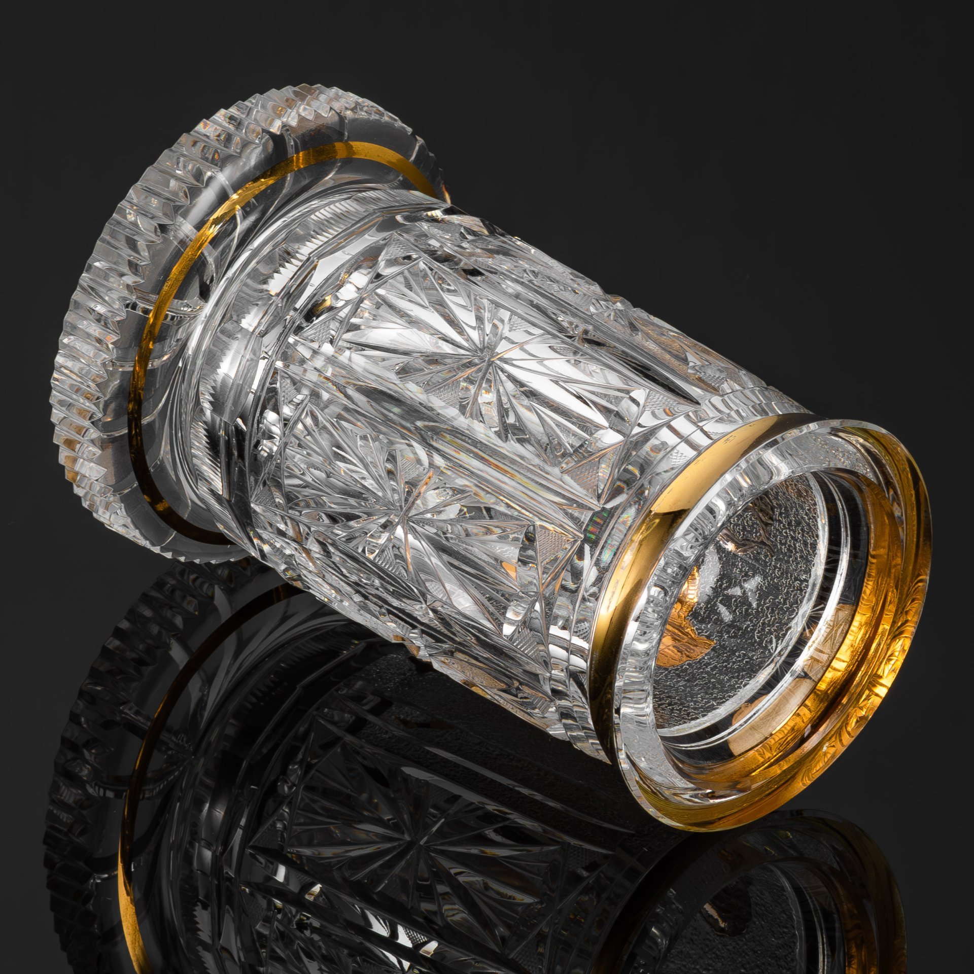 Ваза цилиндрической формы с изображением боя гладиаторов, хрусталь, алмазная грань, золочение, Чехословакия, 1970-1990 гг.