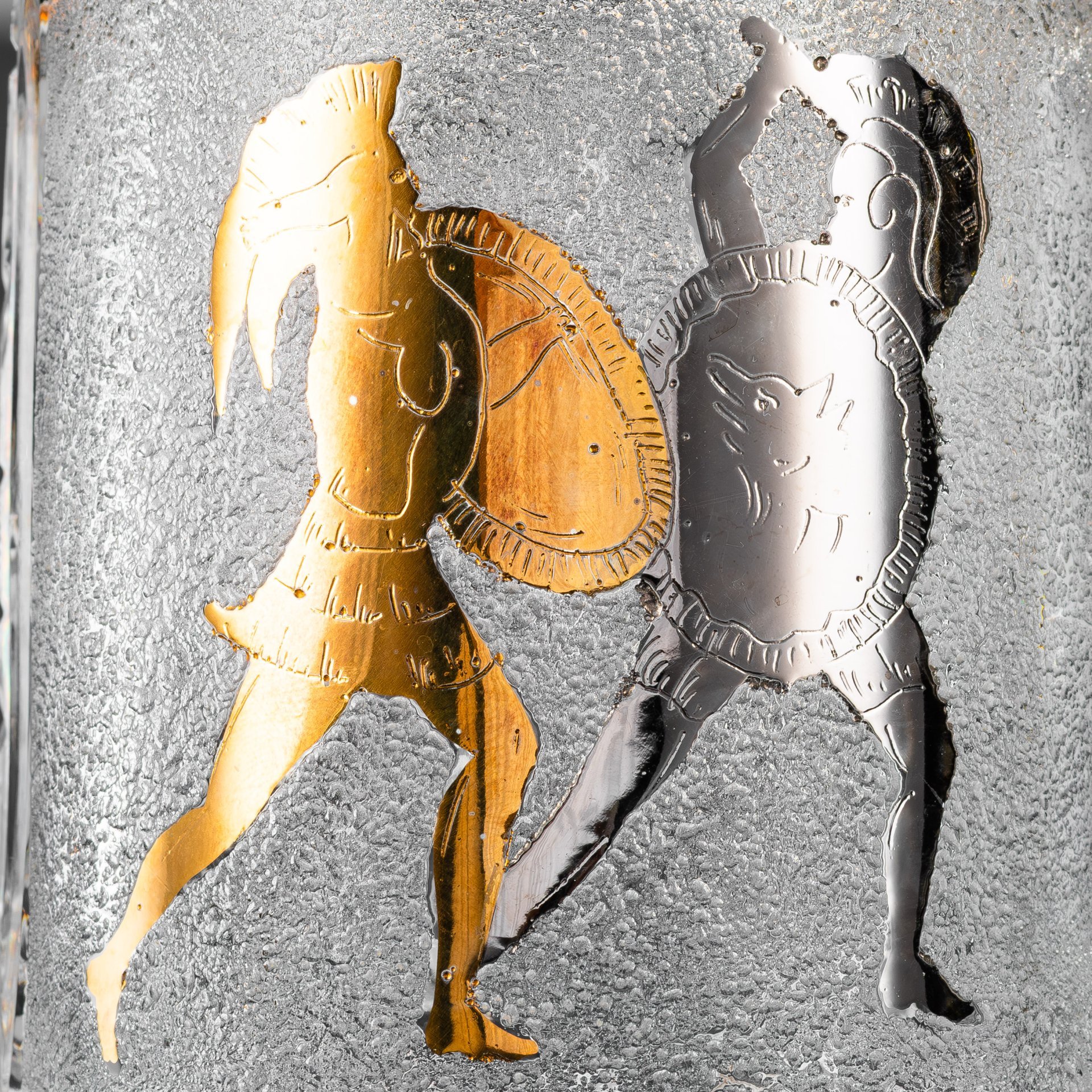 Ваза цилиндрической формы с изображением боя гладиаторов, хрусталь, алмазная грань, золочение, Чехословакия, 1970-1990 гг.