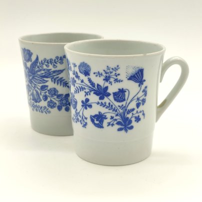 Пара чайных кружек с цветочным орнаментом (в подборе), фарфор, деколь, Ленинградский фарфоровый завод (ЛФЗ), СССР, 1970-1991 гг.