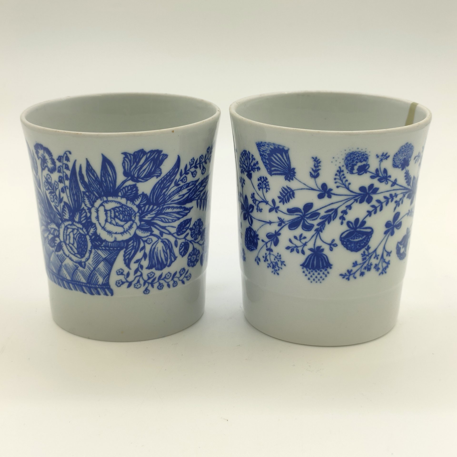 Пара чайных кружек с цветочным орнаментом (в подборе), фарфор, деколь, Ленинградский фарфоровый завод (ЛФЗ), СССР, 1970-1991 гг.