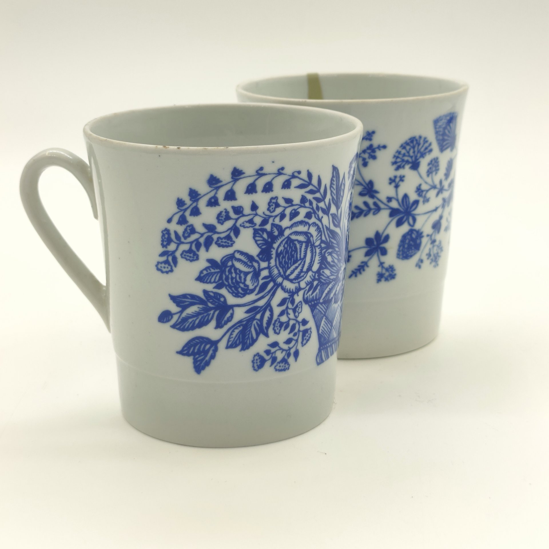 Пара чайных кружек с цветочным орнаментом (в подборе), фарфор, деколь, Ленинградский фарфоровый завод (ЛФЗ), СССР, 1970-1991 гг.