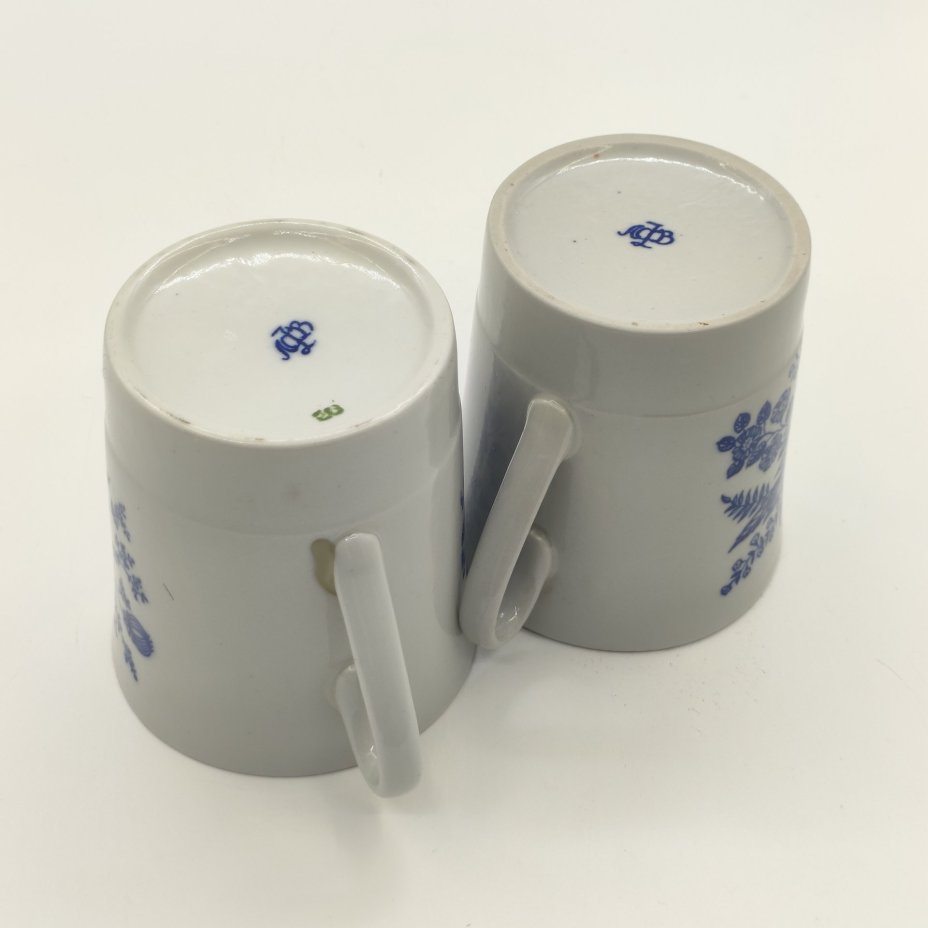 Пара чайных кружек с цветочным орнаментом (в подборе), фарфор, деколь, Ленинградский фарфоровый завод (ЛФЗ), СССР, 1970-1991 гг.