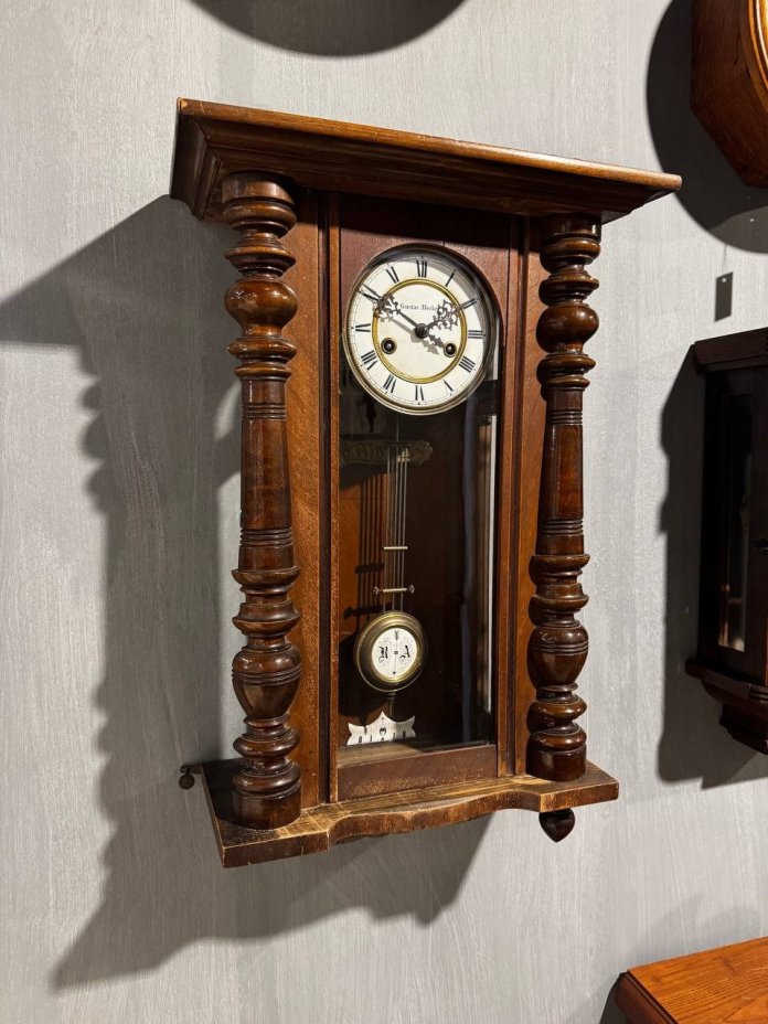 Часы настенные "Gustav Backer" в фигурном корпусе, дерево, металл, шпон, лак, Германия, 1890-1910 гг.