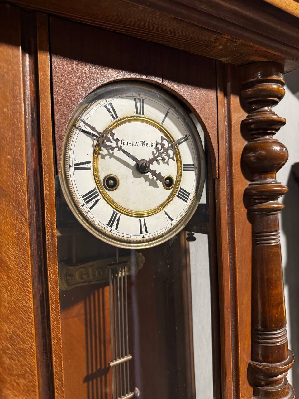 Часы настенные "Gustav Backer" в фигурном корпусе, дерево, металл, шпон, лак, Германия, 1890-1910 гг.
