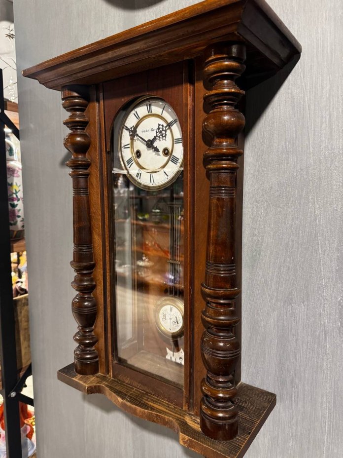 Часы настенные "Gustav Backer" в фигурном корпусе