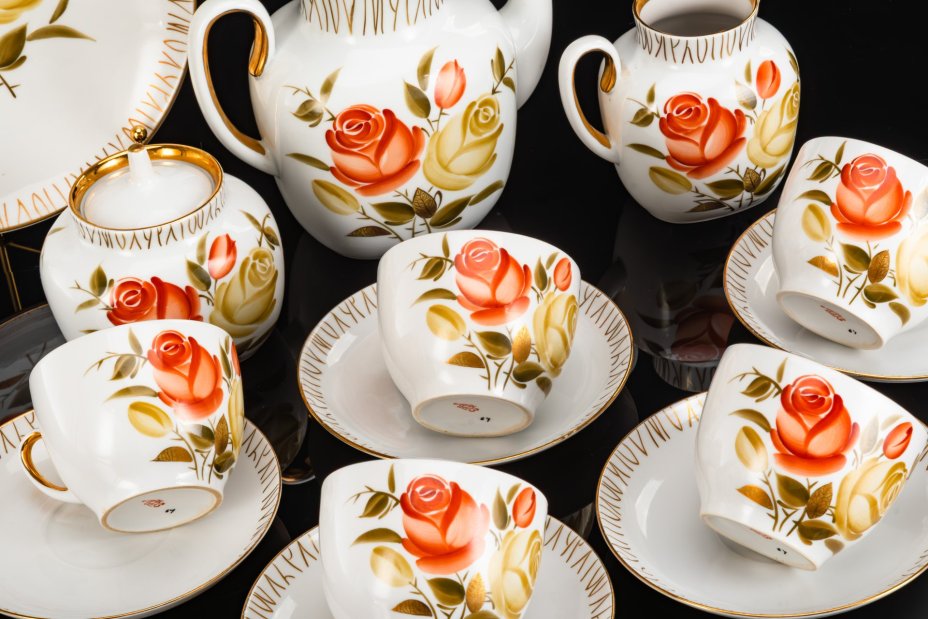 Сервиз "Букет чайных роз" на 5 персон (14 предметов), фарфор, роспись, золочение, Ленинградский фарфоровый завод (ЛФЗ), СССР, 1970-1991 гг.