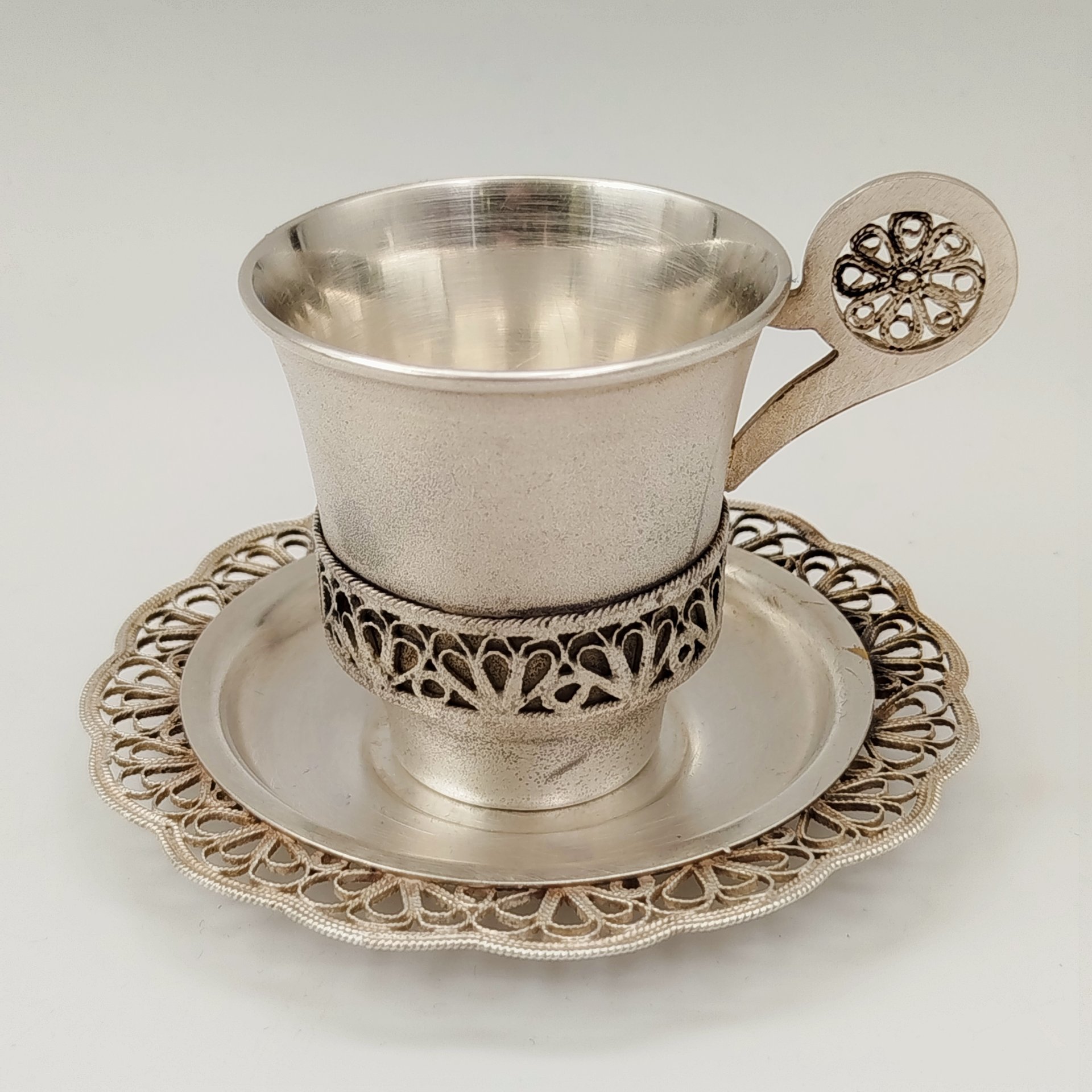 Пара кофейная, украшенная ажурным декором