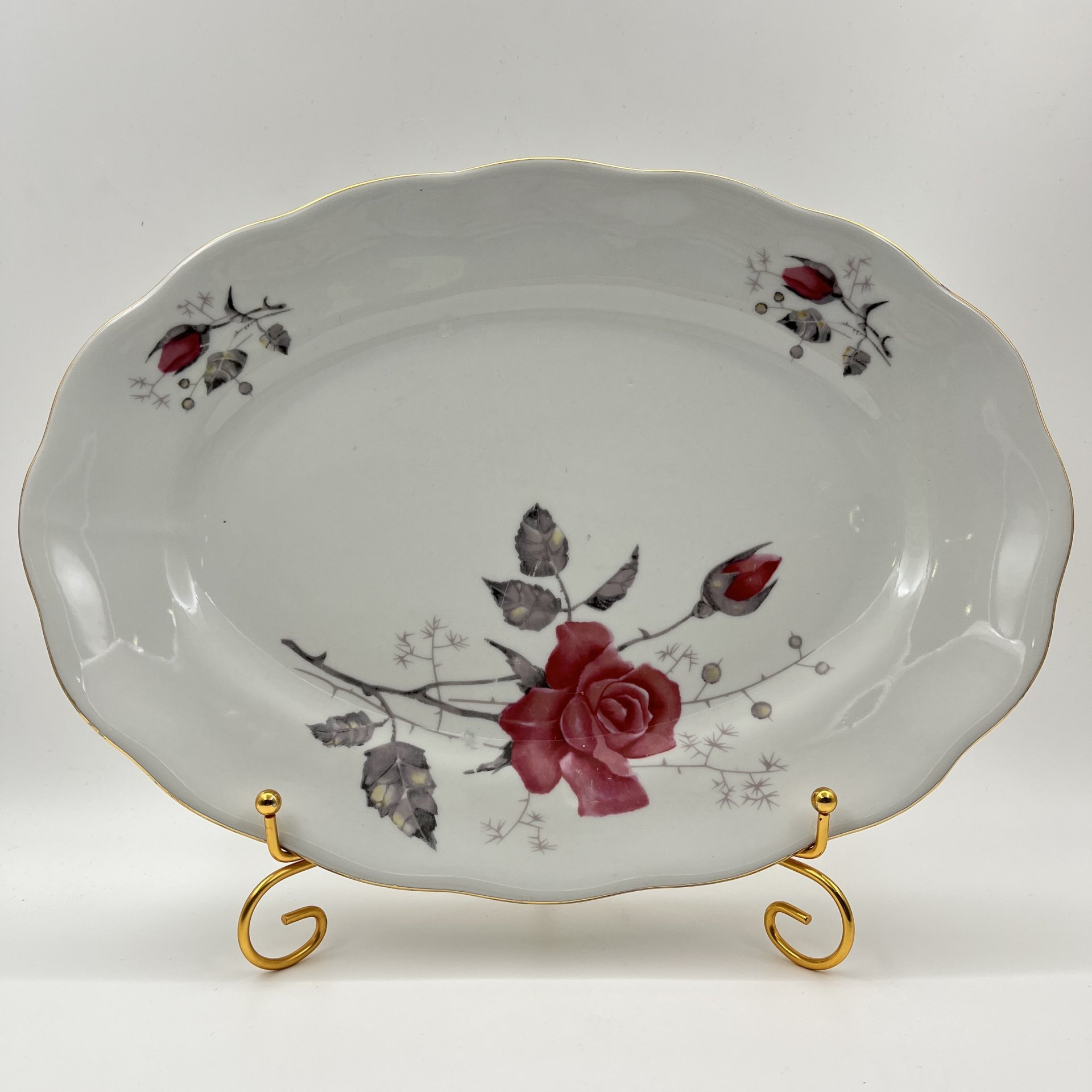 Блюдо, украшенное изображением розы, фарфор, деколь, золочение, Karolina (Фарфоровая мануфактура «Каролина», Польша), Польша, 1980-1990 гг.