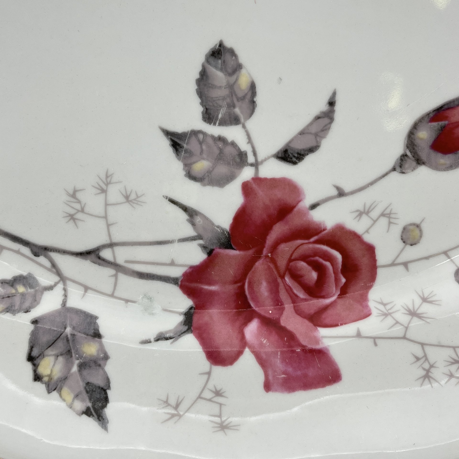 Блюдо, украшенное изображением розы, фарфор, деколь, золочение, Karolina (Фарфоровая мануфактура «Каролина», Польша), Польша, 1980-1990 гг.