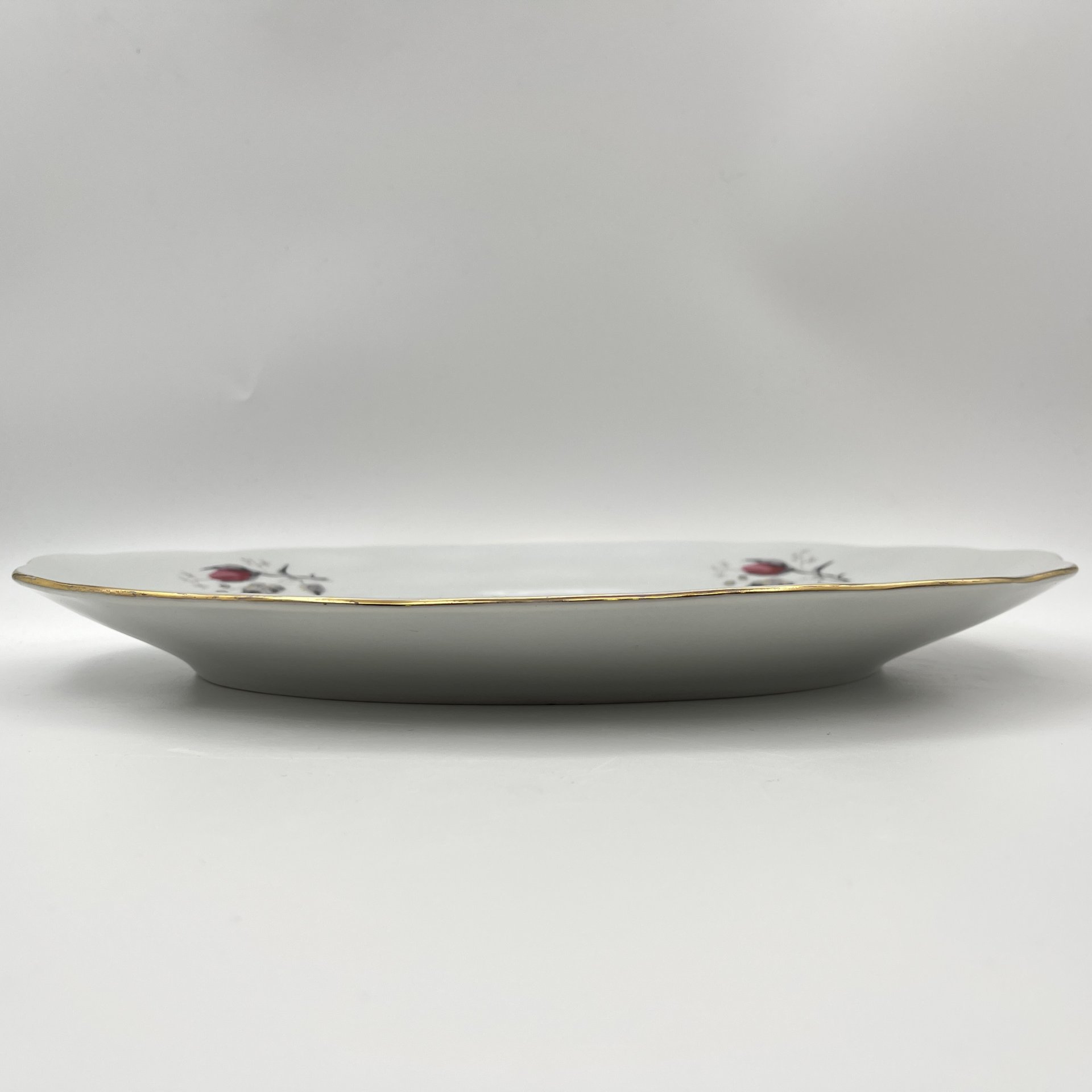 Блюдо, украшенное изображением розы, фарфор, деколь, золочение, Karolina (Фарфоровая мануфактура «Каролина», Польша), Польша, 1980-1990 гг.