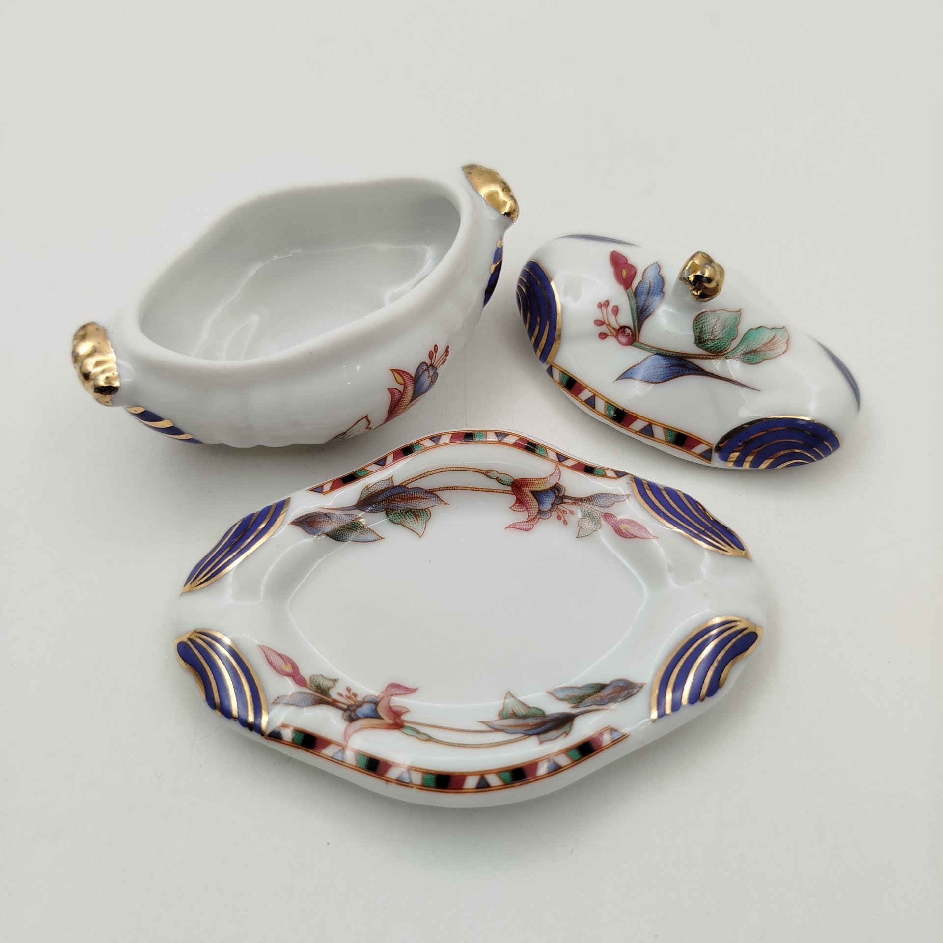 Солонка в виде супницы (миниатюрная), украшенная изображением цветов, "Porcelain Art", фарфор, деколь, золочение, Европа, 1970-2000 гг.