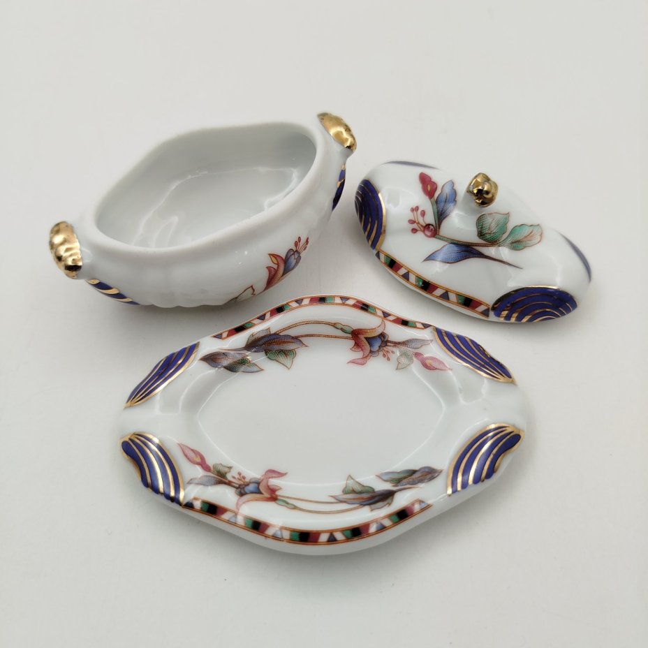 Солонка в виде супницы (миниатюрная), украшенная изображением цветов, "Porcelain Art", фарфор, деколь, золочение, Европа, 1970-2000 гг.