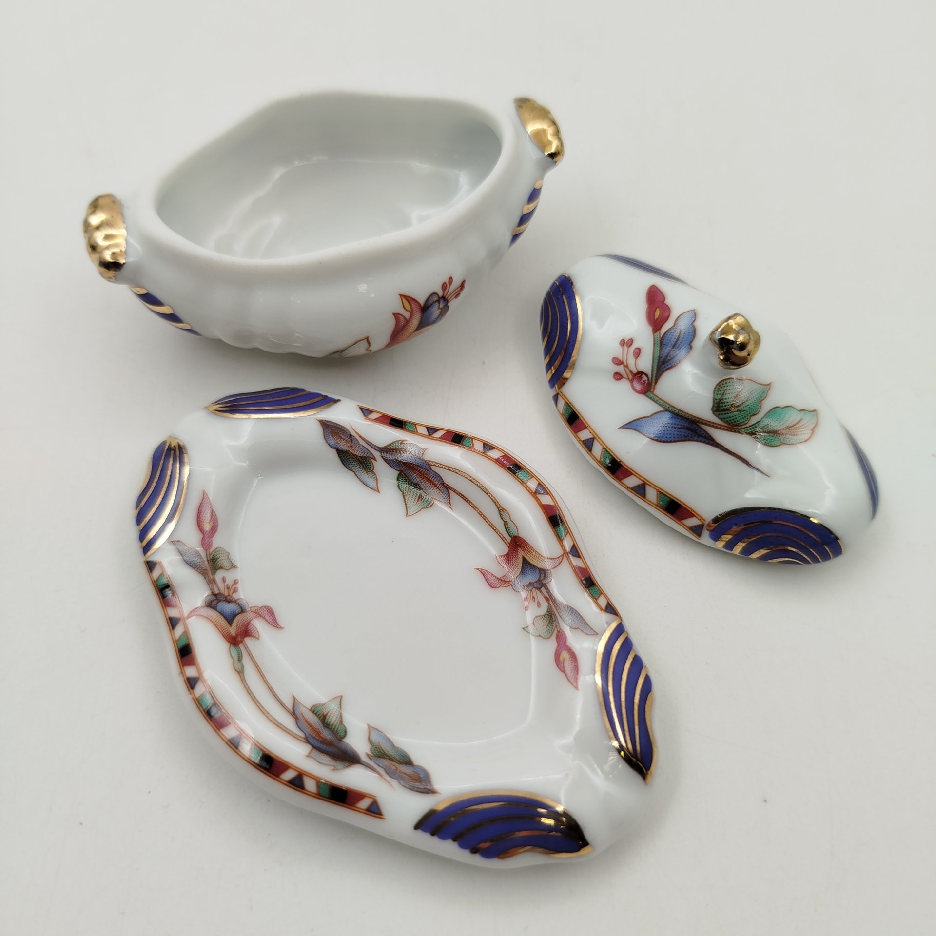 Солонка в виде супницы (миниатюрная), украшенная изображением цветов, "Porcelain Art", фарфор, деколь, золочение, Европа, 1970-2000 гг.