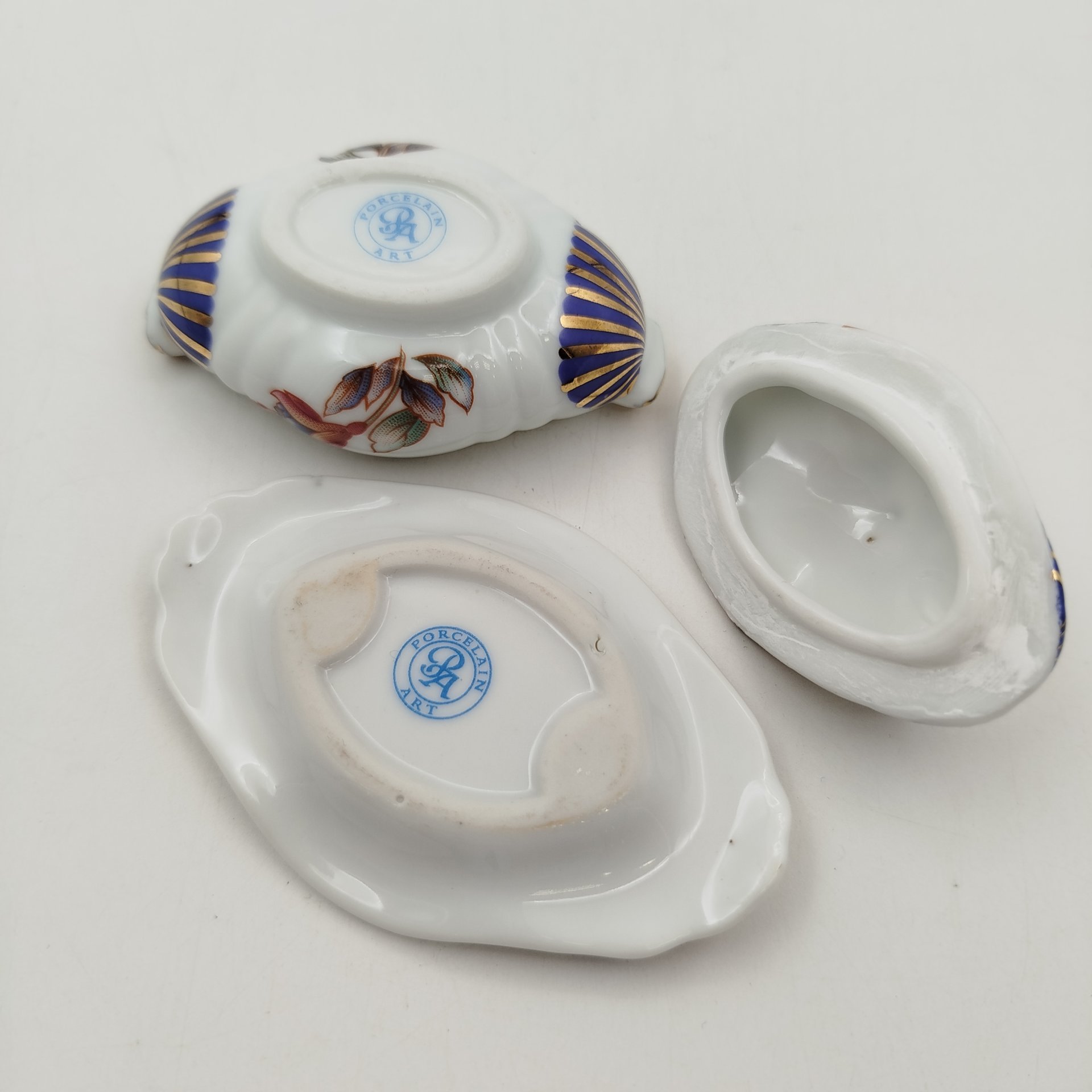 Солонка в виде супницы (миниатюрная), украшенная изображением цветов, "Porcelain Art", фарфор, деколь, золочение, Европа, 1970-2000 гг.