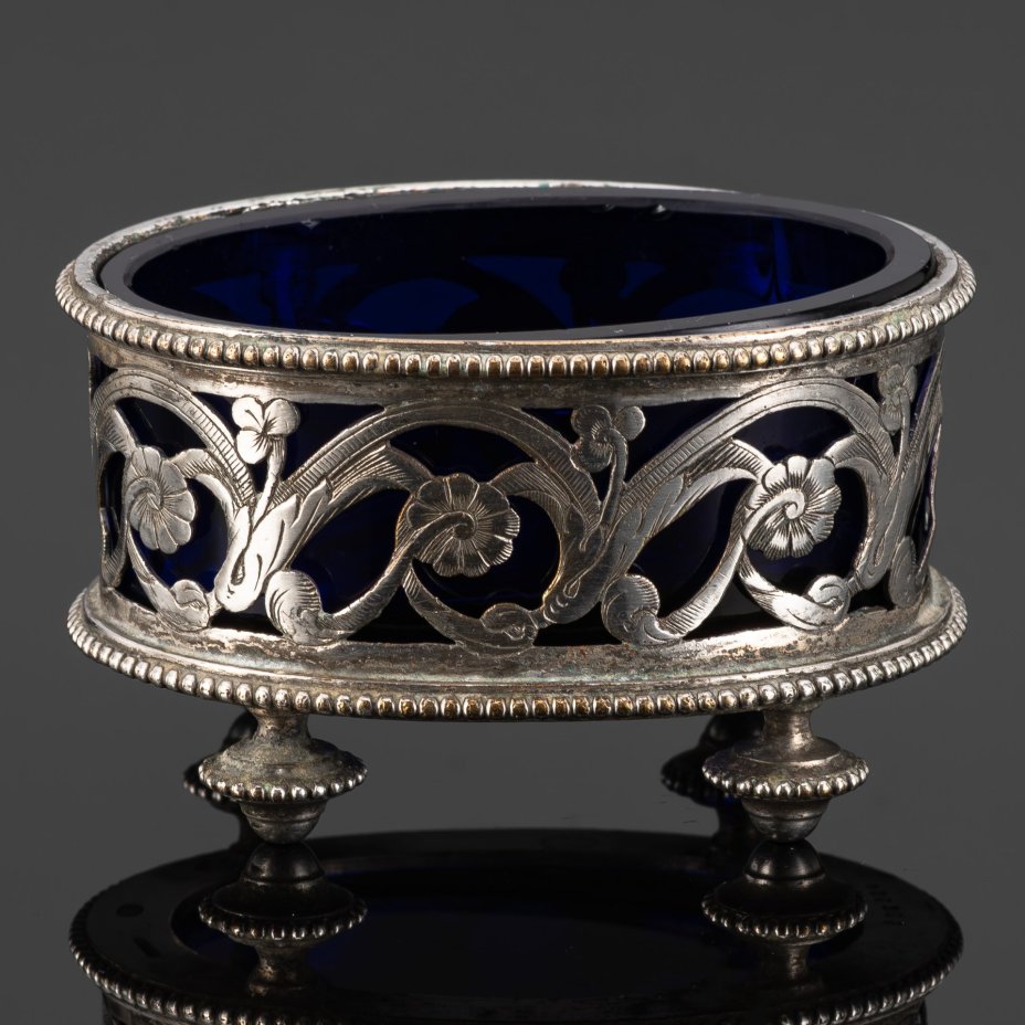 Солонка на ножках, с цветочным орнаментом по борту и вкладышем синего цвета, цветное стекло, металл, серебрение, Christofle, Франция, 1862-1935 гг.