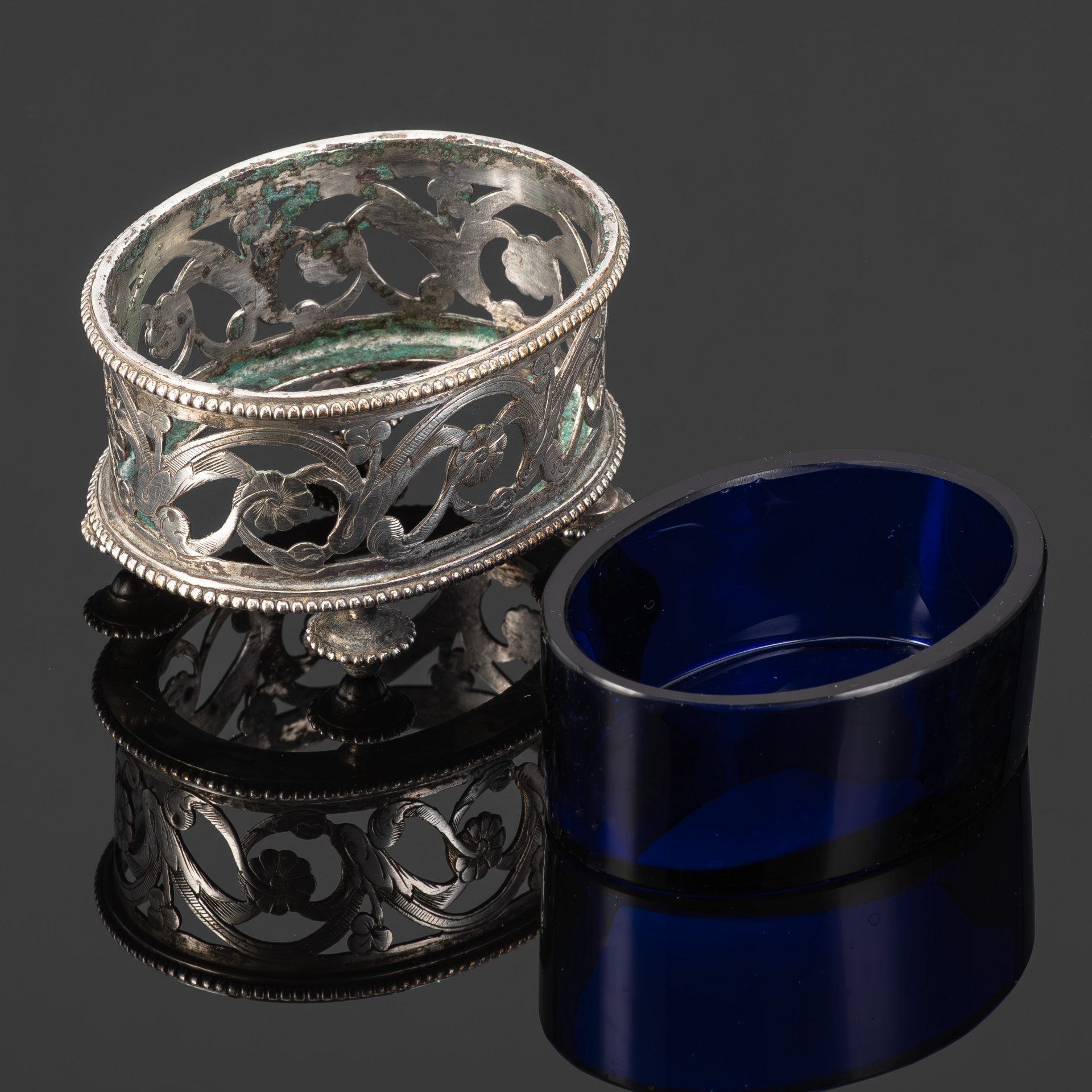 Солонка на ножках, с цветочным орнаментом по борту и вкладышем синего цвета, цветное стекло, металл, серебрение, Christofle, Франция, 1862-1935 гг.