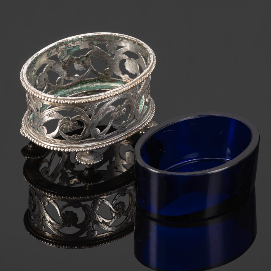 Солонка на ножках, с цветочным орнаментом по борту и вкладышем синего цвета, цветное стекло, металл, серебрение, Christofle, Франция, 1862-1935 гг.