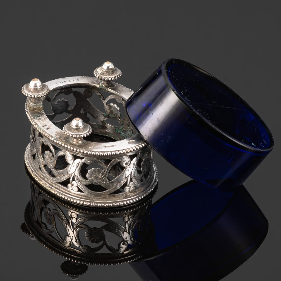 Солонка на ножках, с цветочным орнаментом по борту и вкладышем синего цвета, цветное стекло, металл, серебрение, Christofle, Франция, 1862-1935 гг.