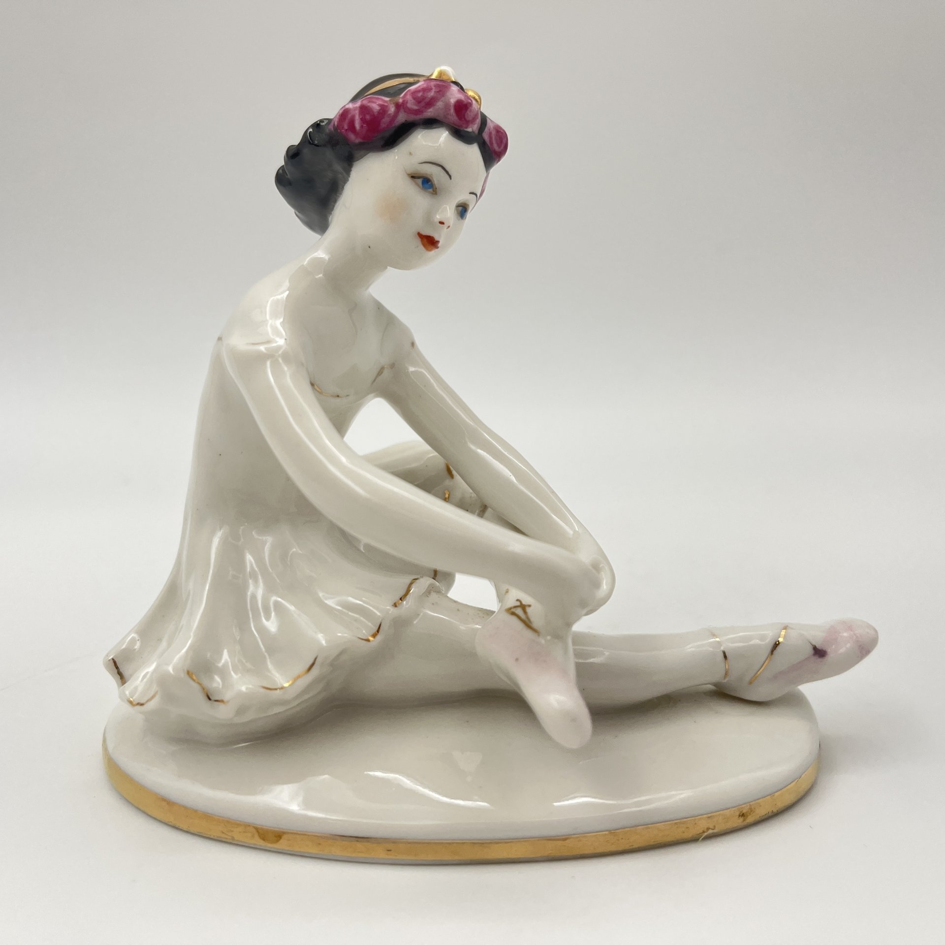 Статуэтка "Маленькая балерина" ("Машенька"), автор С.Б. Велихова, фарфор, роспись, золочение, Ленинградский фарфоровый завод (ЛФЗ), СССР, 1970-1986 гг.