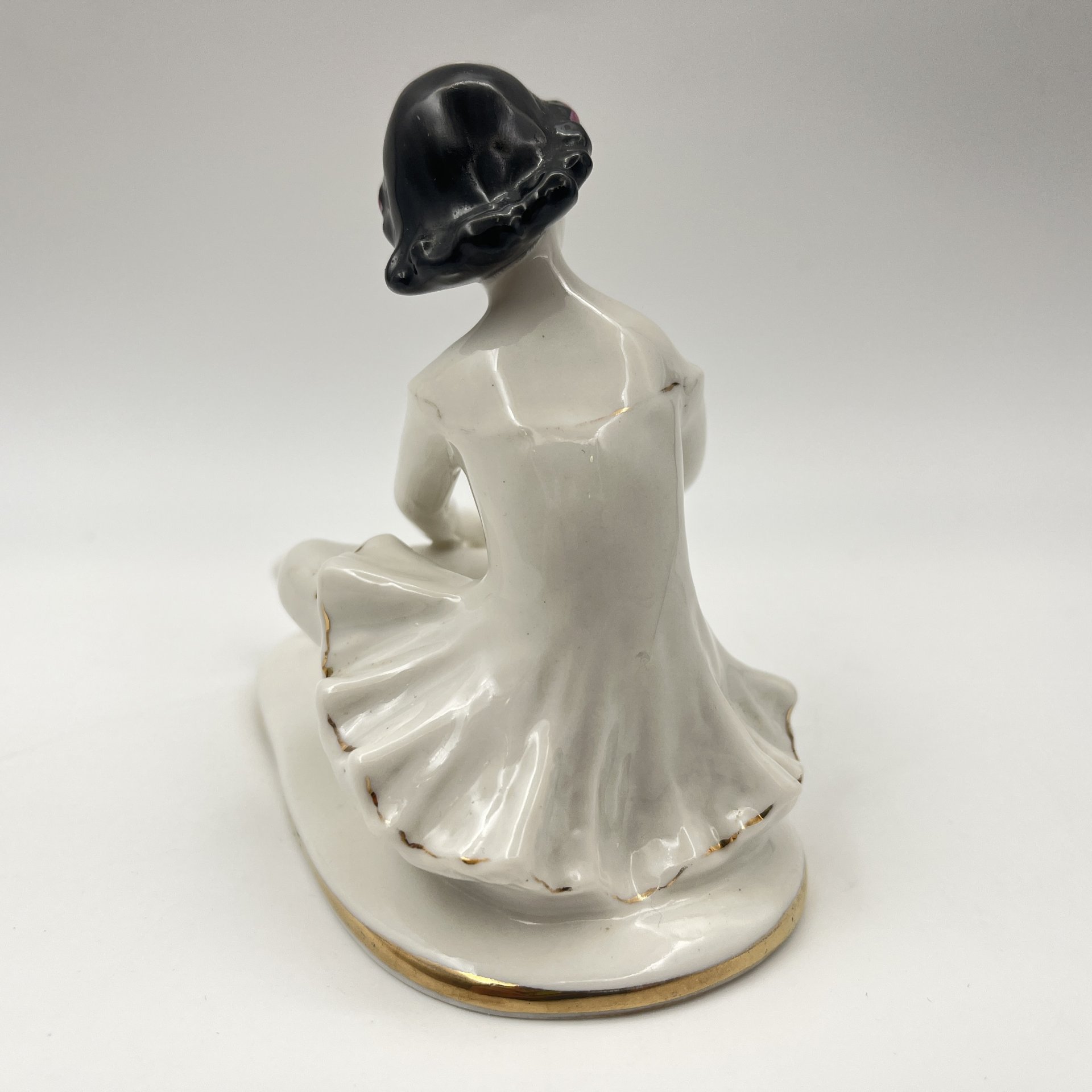 Статуэтка "Маленькая балерина" ("Машенька"), автор С.Б. Велихова, фарфор, роспись, золочение, Ленинградский фарфоровый завод (ЛФЗ), СССР, 1970-1986 гг.