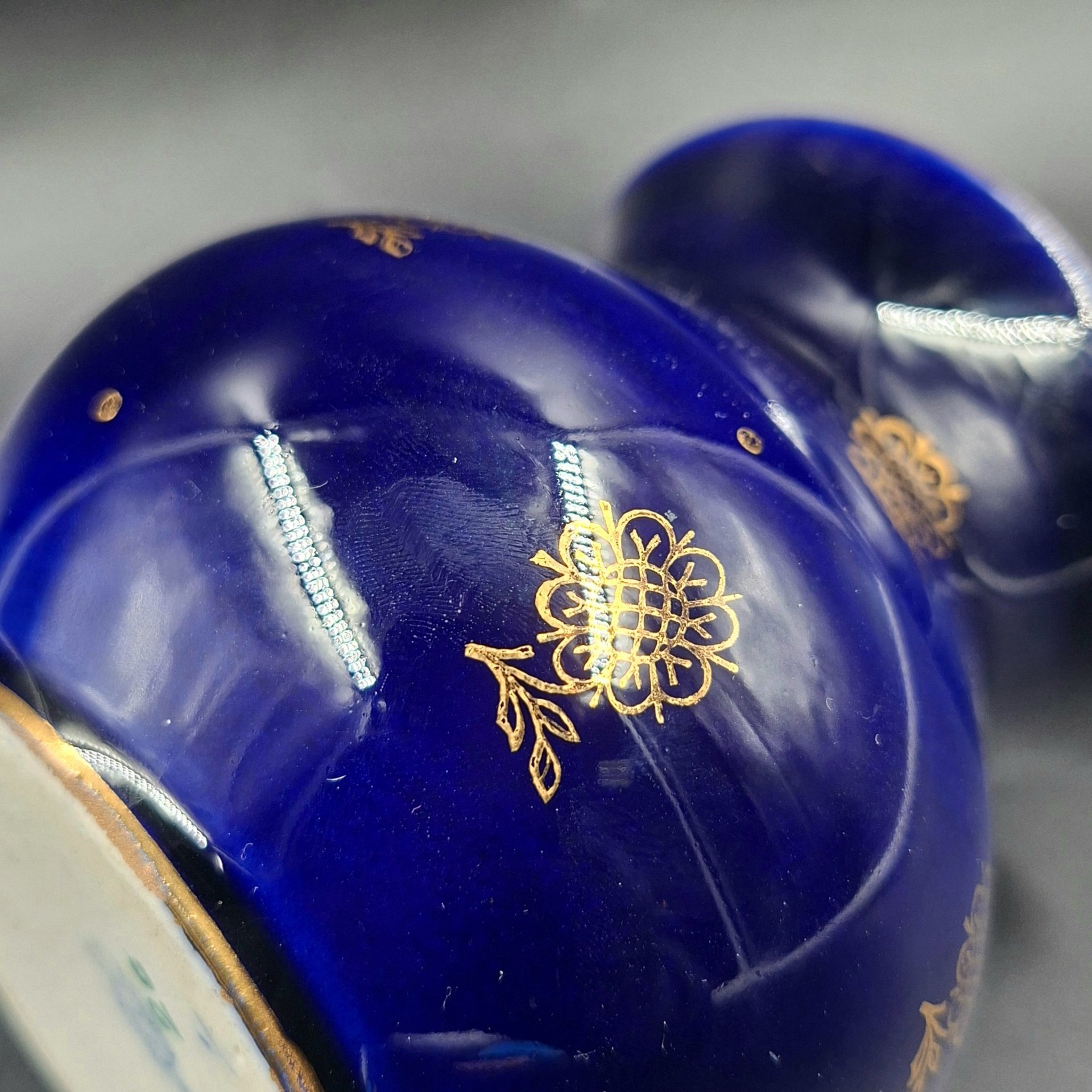 Ваза миниатюрная с цветочным декором, фарфор, крытье кобальтом, золочение, Ленинградский фарфоровый завод (ЛФЗ), СССР, 1950-1960 гг.