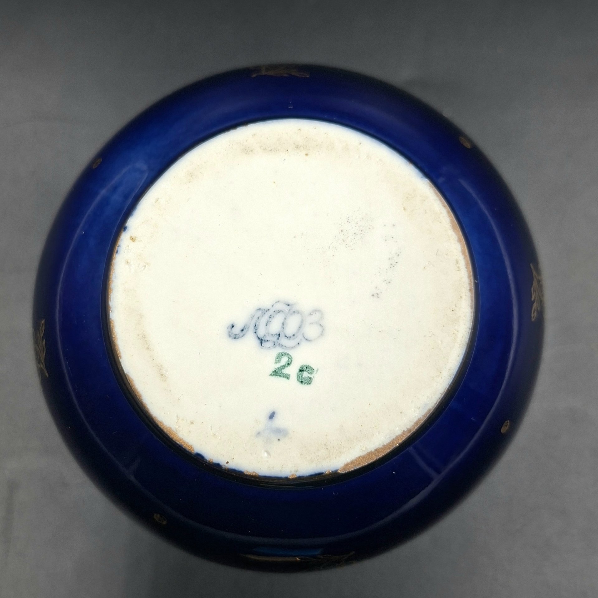 Ваза миниатюрная с цветочным декором, фарфор, крытье кобальтом, золочение, Ленинградский фарфоровый завод (ЛФЗ), СССР, 1950-1960 гг.