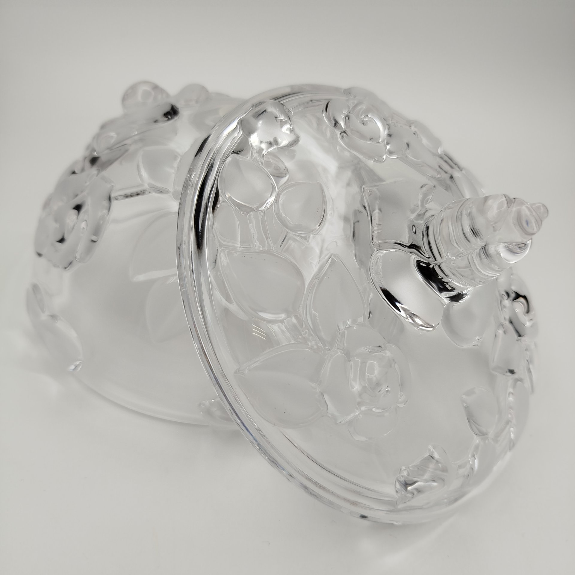 Конфетница с рельефным декором в виде роз, Walther Glas