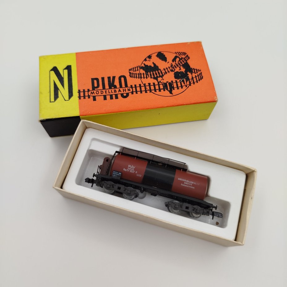 Модель железнодорожной цистерны "14147-20", в оригинальной коробке, Piko
