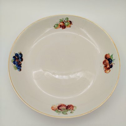 Сервировочное блюдо с изображением ягод, фаянс, деколь, золочение, Конаковский фаянсовый завод им. М.И. Калинина (ЗиК Конаково), СССР, 1962-1974 гг.