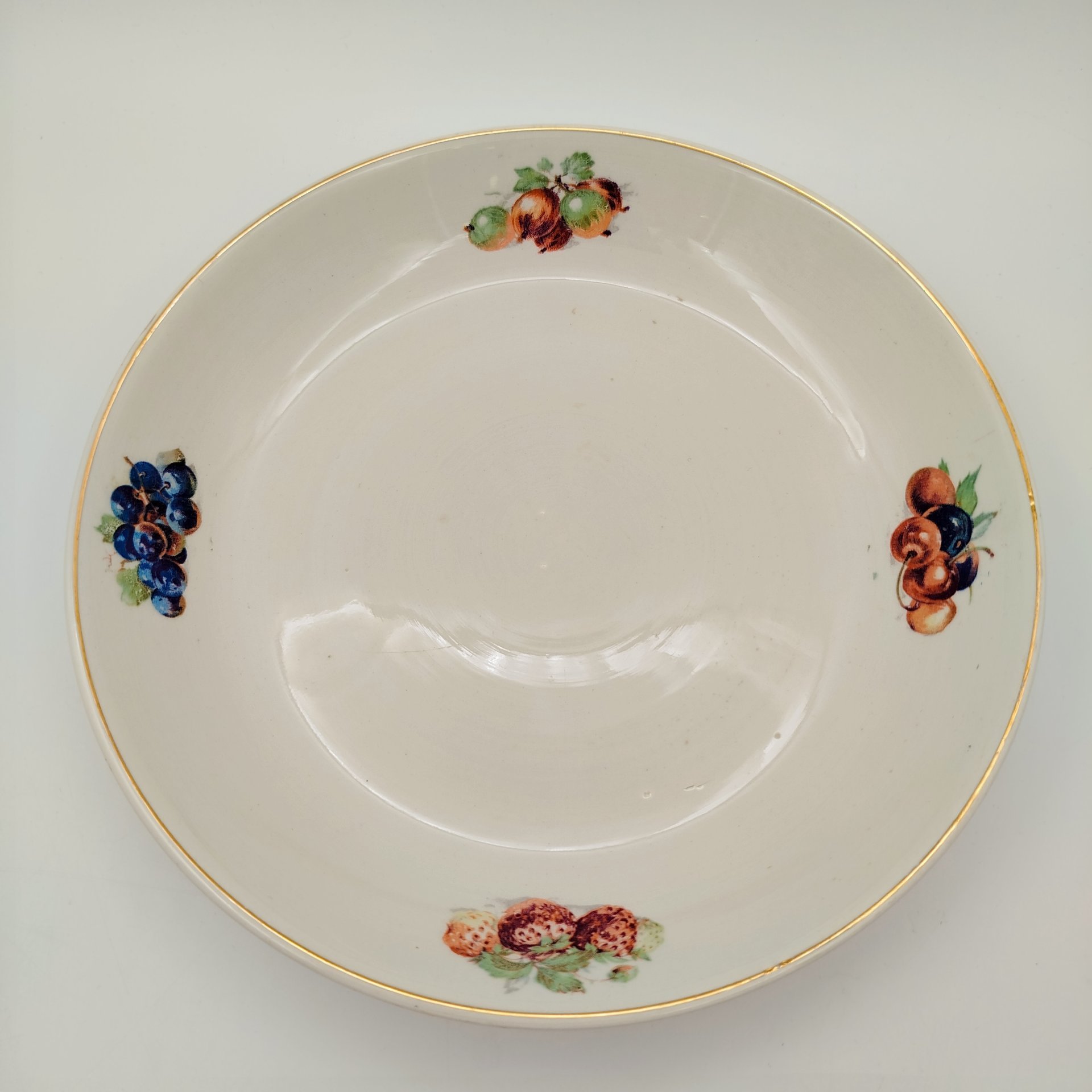 Сервировочное блюдо с изображением ягод, фаянс, деколь, золочение, Конаковский фаянсовый завод им. М.И. Калинина (ЗиК Конаково), СССР, 1962-1974 гг.