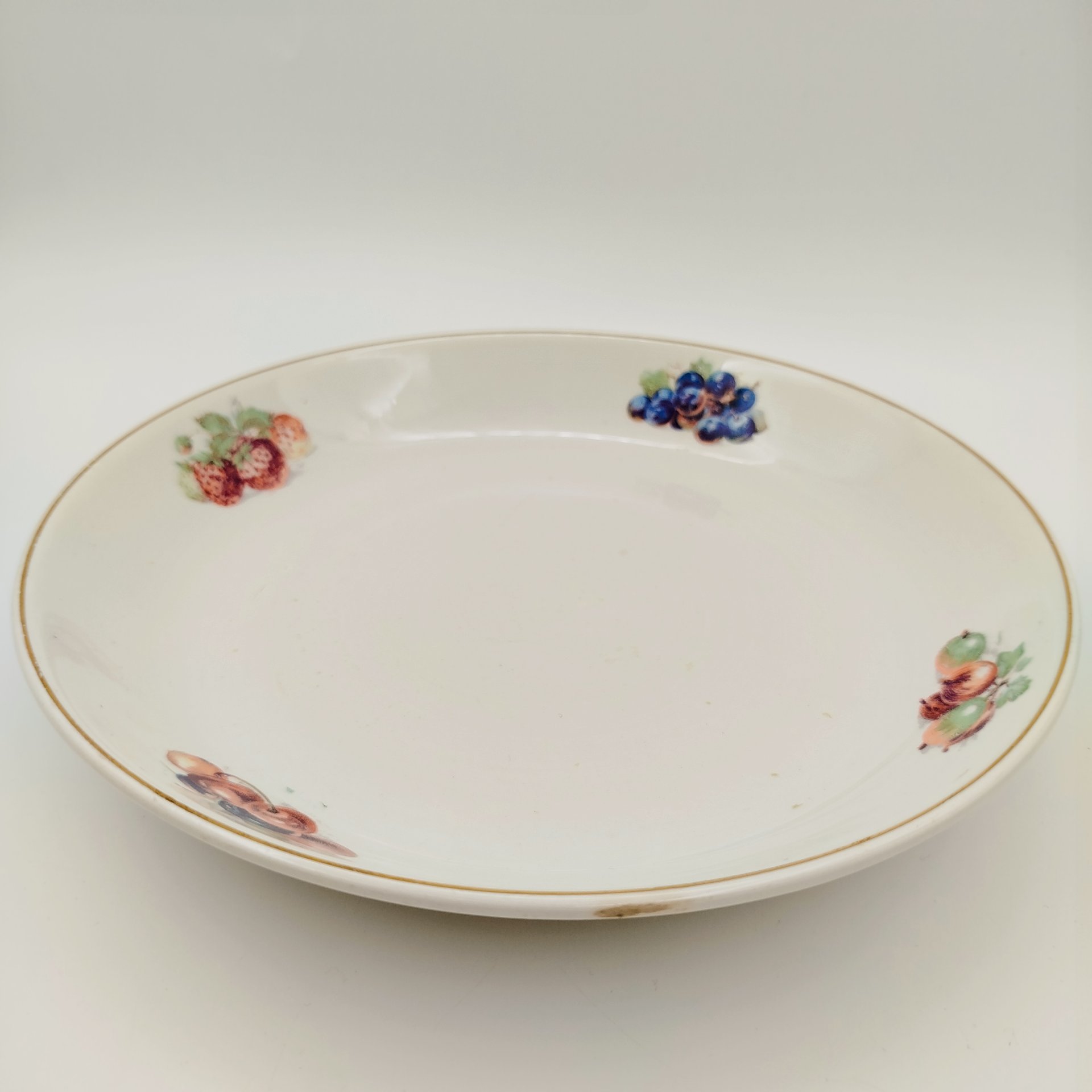 Сервировочное блюдо с изображением ягод, фаянс, деколь, золочение, Конаковский фаянсовый завод им. М.И. Калинина (ЗиК Конаково), СССР, 1962-1974 гг.