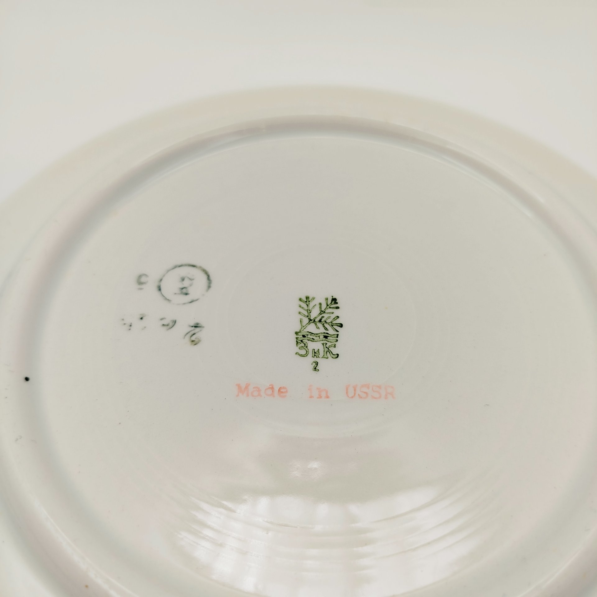 Сервировочное блюдо с изображением ягод, фаянс, деколь, золочение, Конаковский фаянсовый завод им. М.И. Калинина (ЗиК Конаково), СССР, 1962-1974 гг.