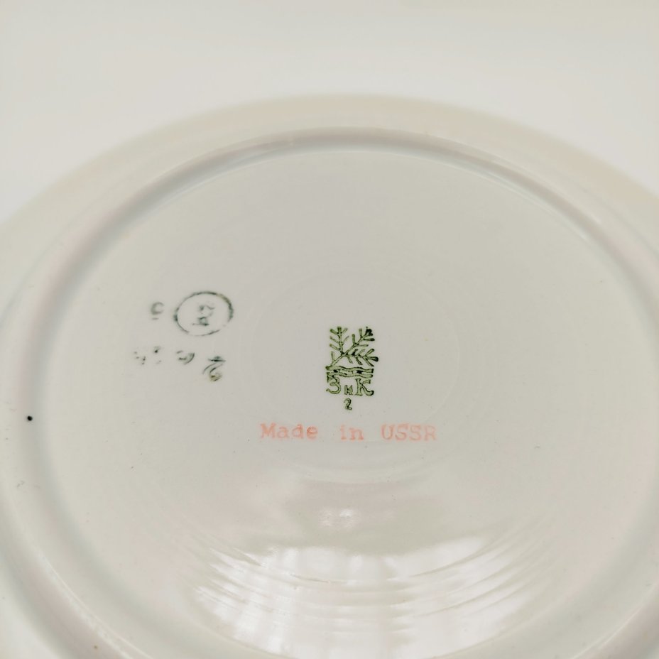 Сервировочное блюдо с изображением ягод